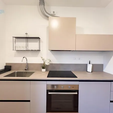 Economo B1 Tirabora Short Rent 的里雅斯特