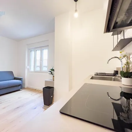 Economo B1 Tirabora Short Rent Triest